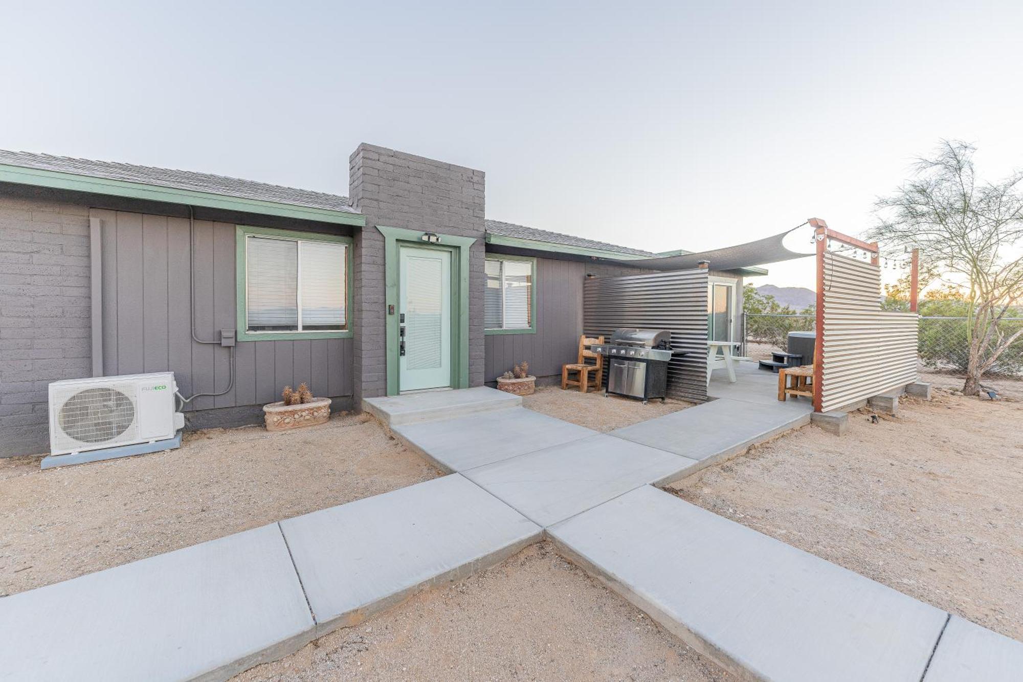 New Property! The Cactus At Joshua Tree National Park - Pool, Hot Tub, Outdoor Shower, Fire Pit * Twentynine Palms